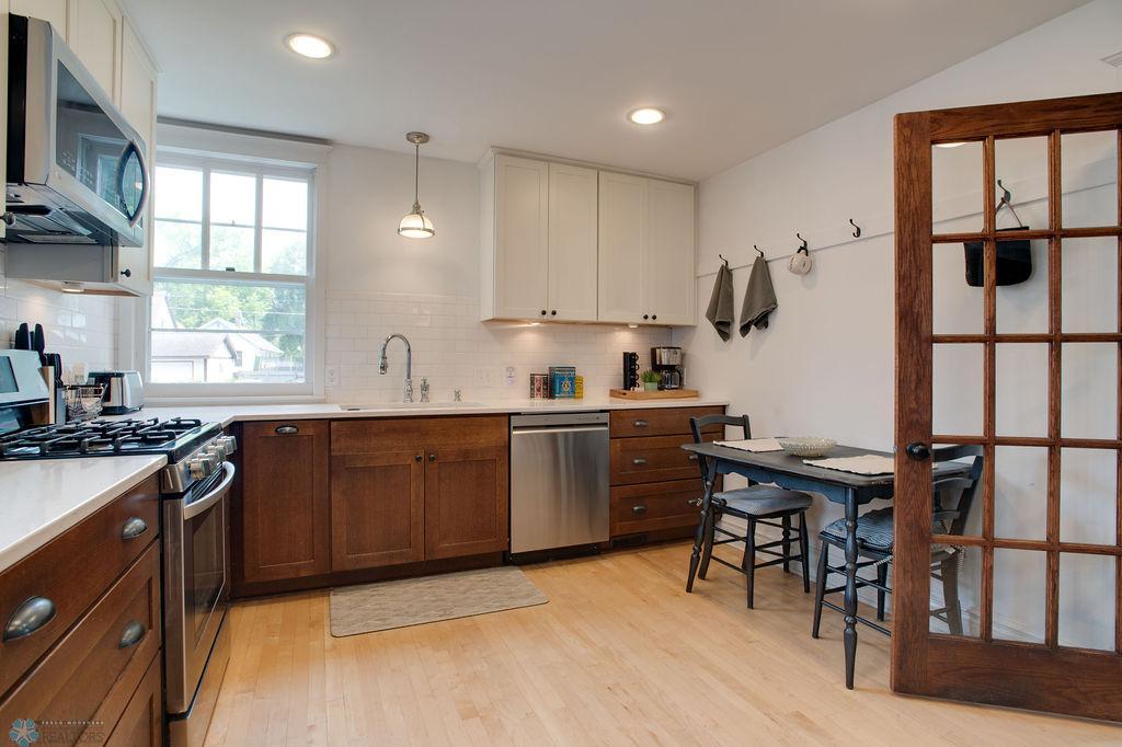Kitchen w/Eat-in breakfast bar