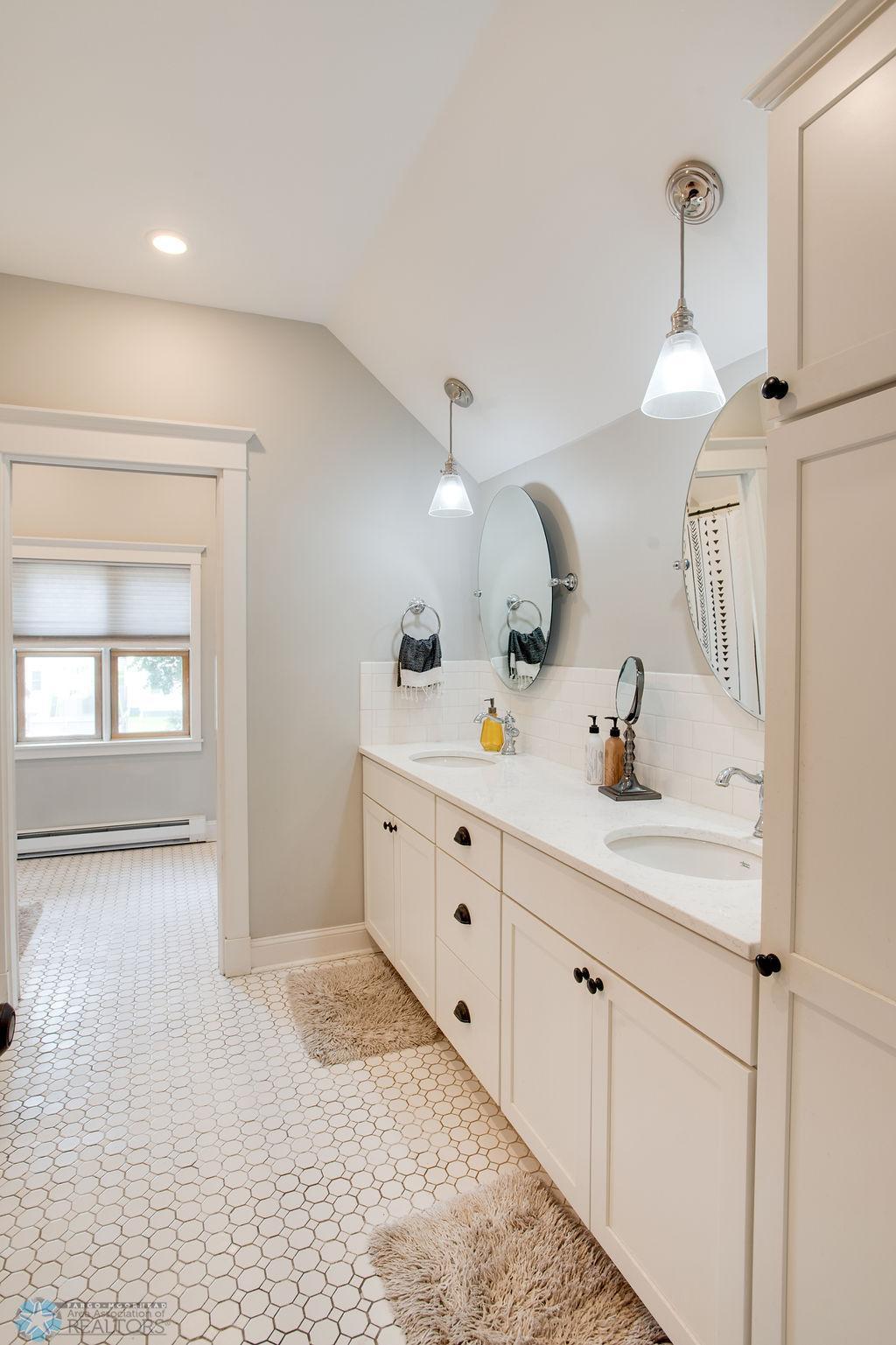 Upper Level full bath