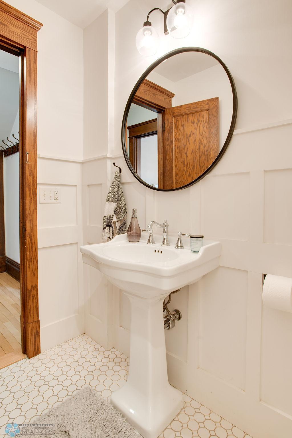 Main floor 3/4 bath