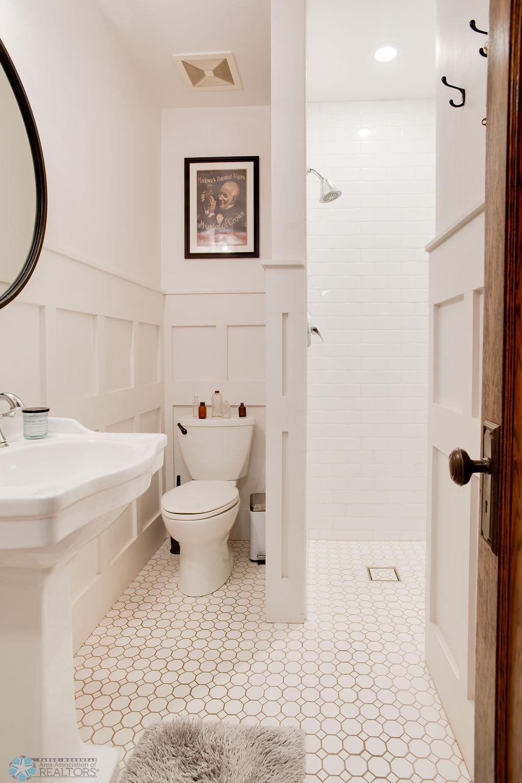 Main floor 3/4 bath