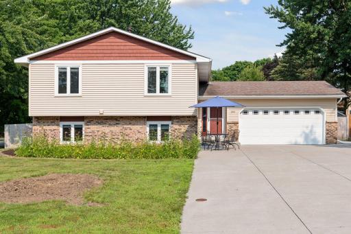 3201 Camelot Drive, Woodbury, MN 55125