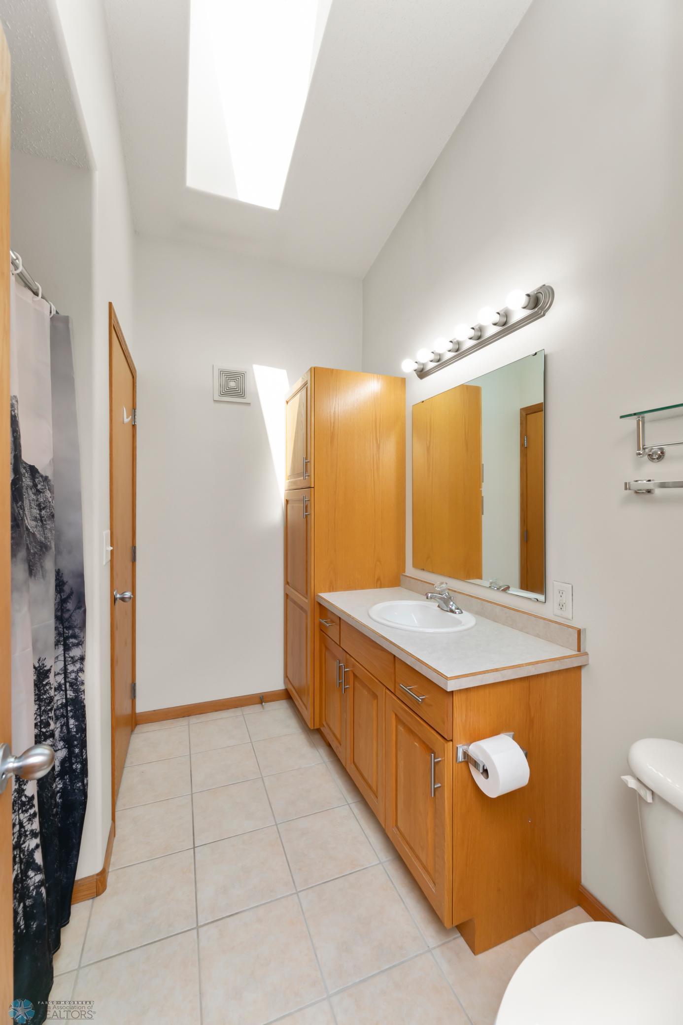 Primary Hollywood Bath (view 1 full bath)