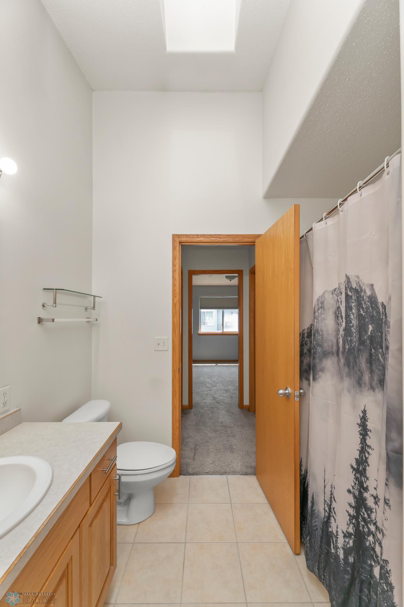 Primary Hollywood Bath (view 2)