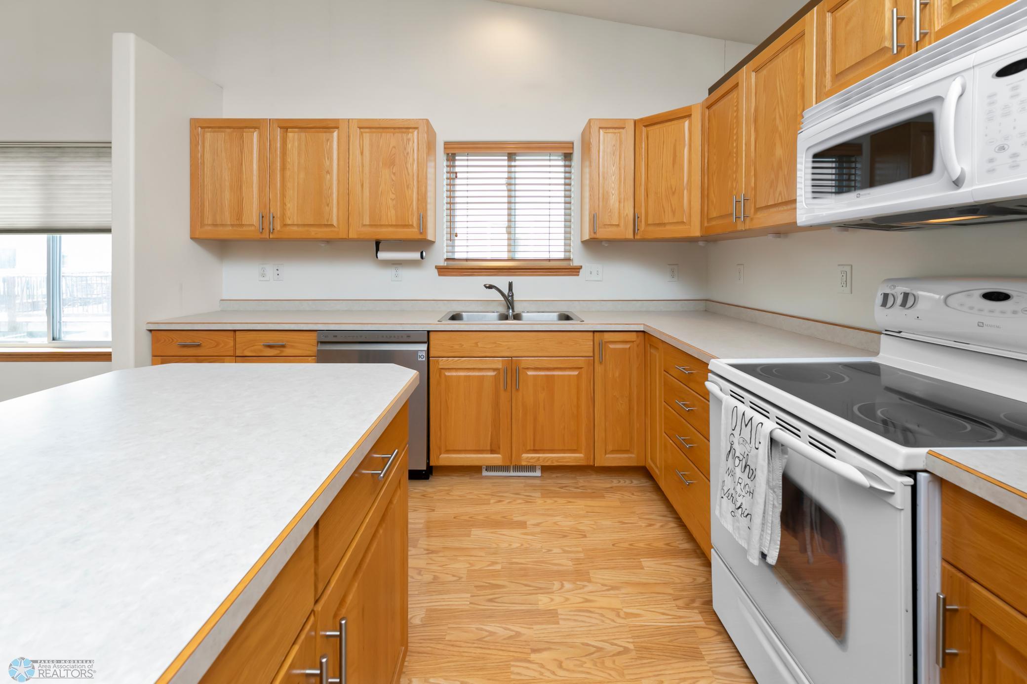 Kitchen (view 3)