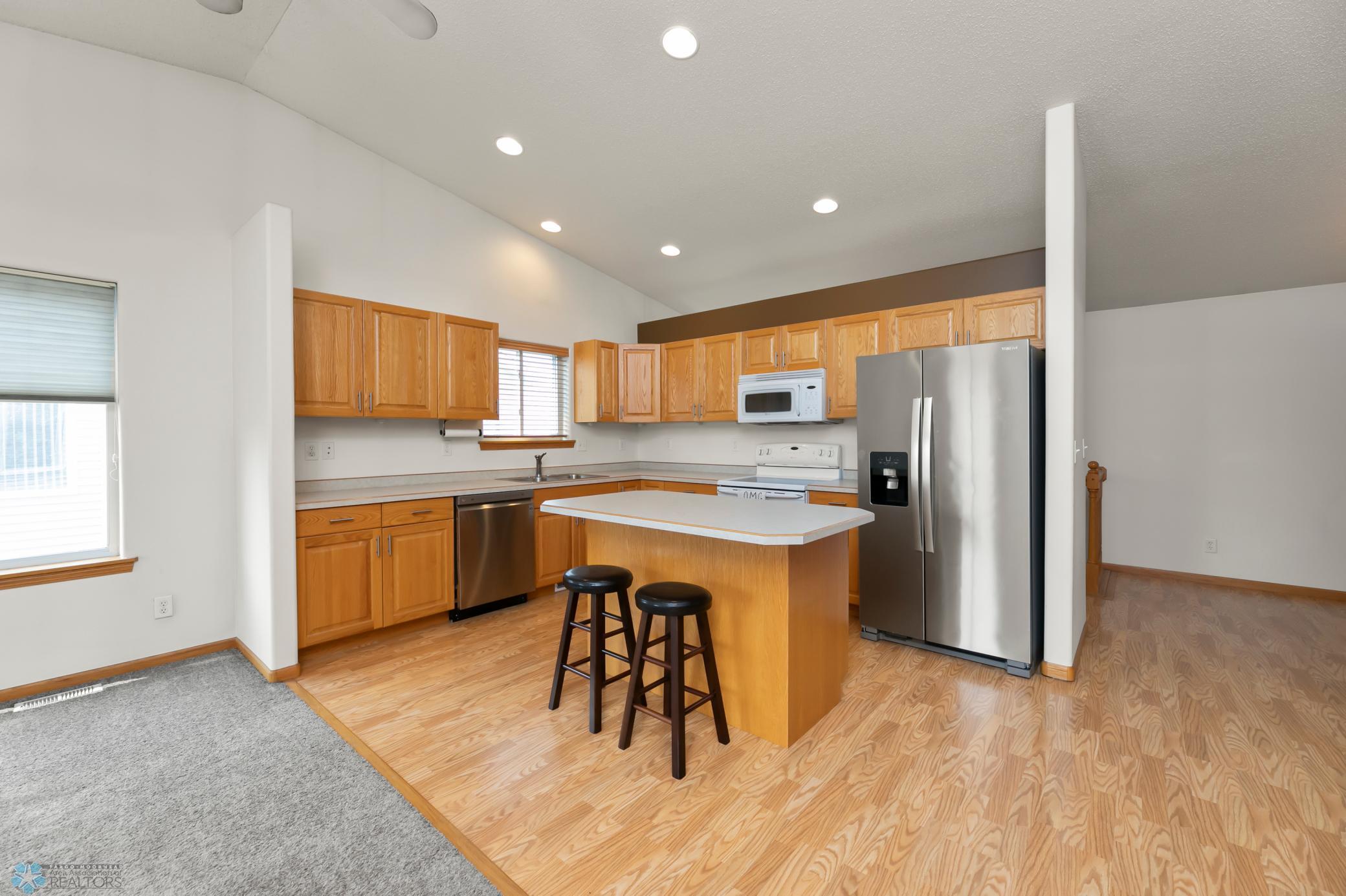Kitchen (view 2)