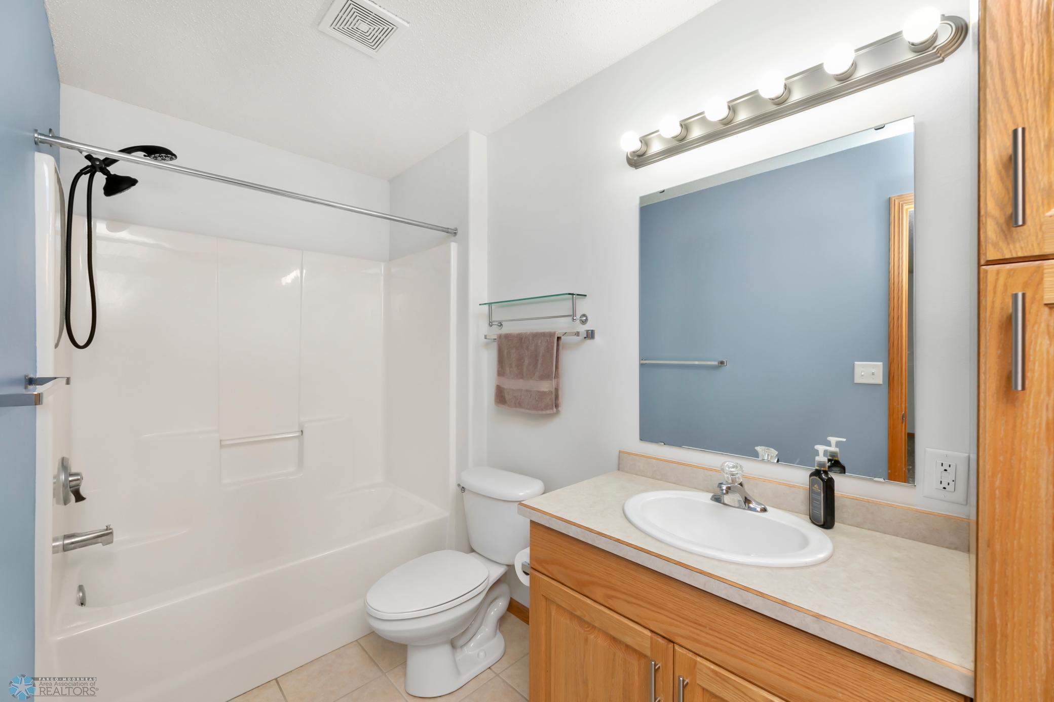 Full Guest Bath (view 1 LL)