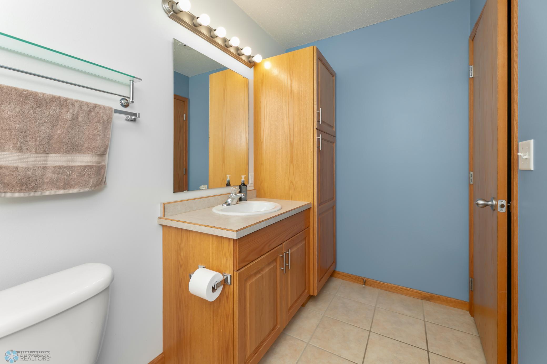 Full Guest Bath (view 2 LL)