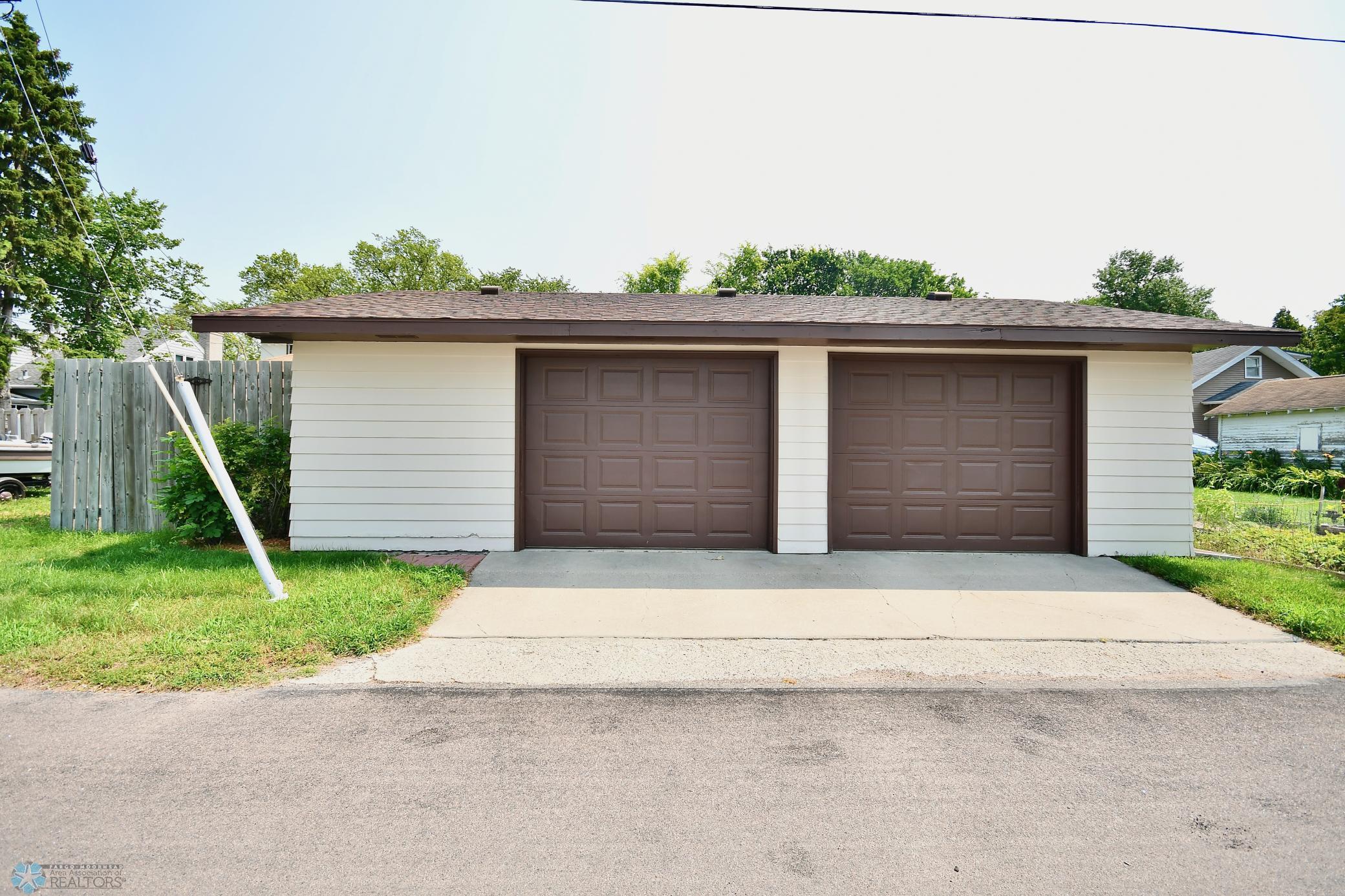 Oversized 2 stall garage 24'x32'