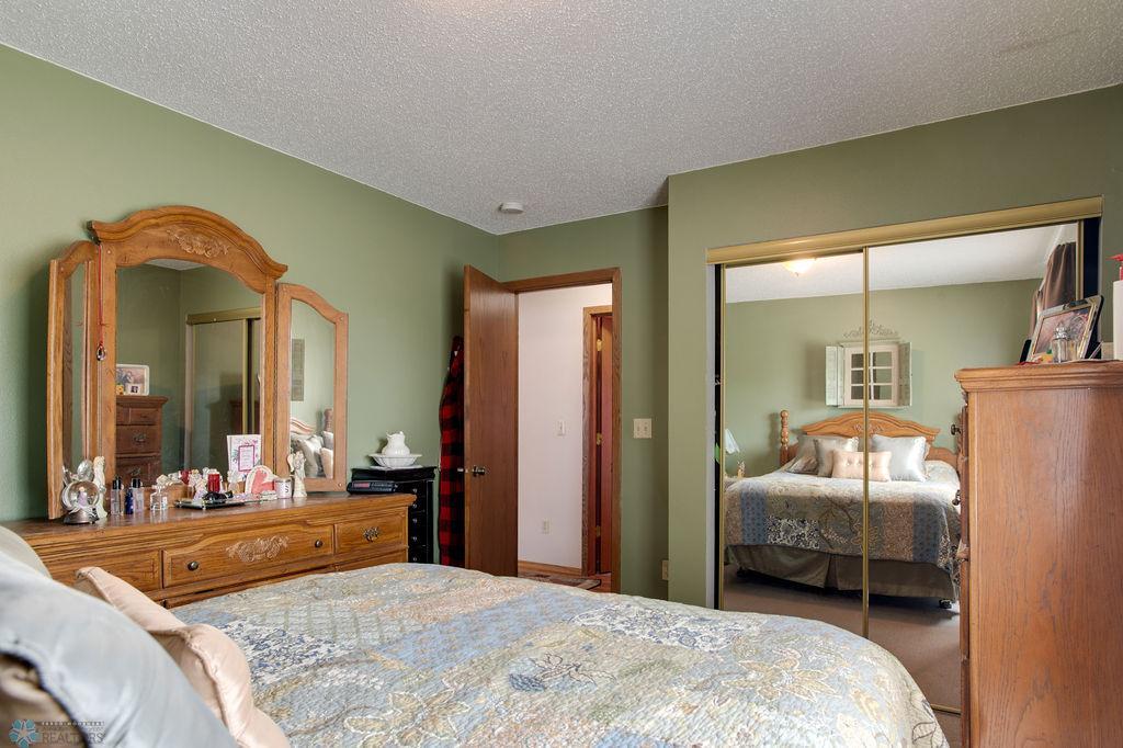 Primary Bed 1_3.jpg