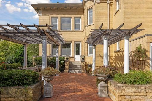 226 Grotto Street S, Saint Paul, MN 55105