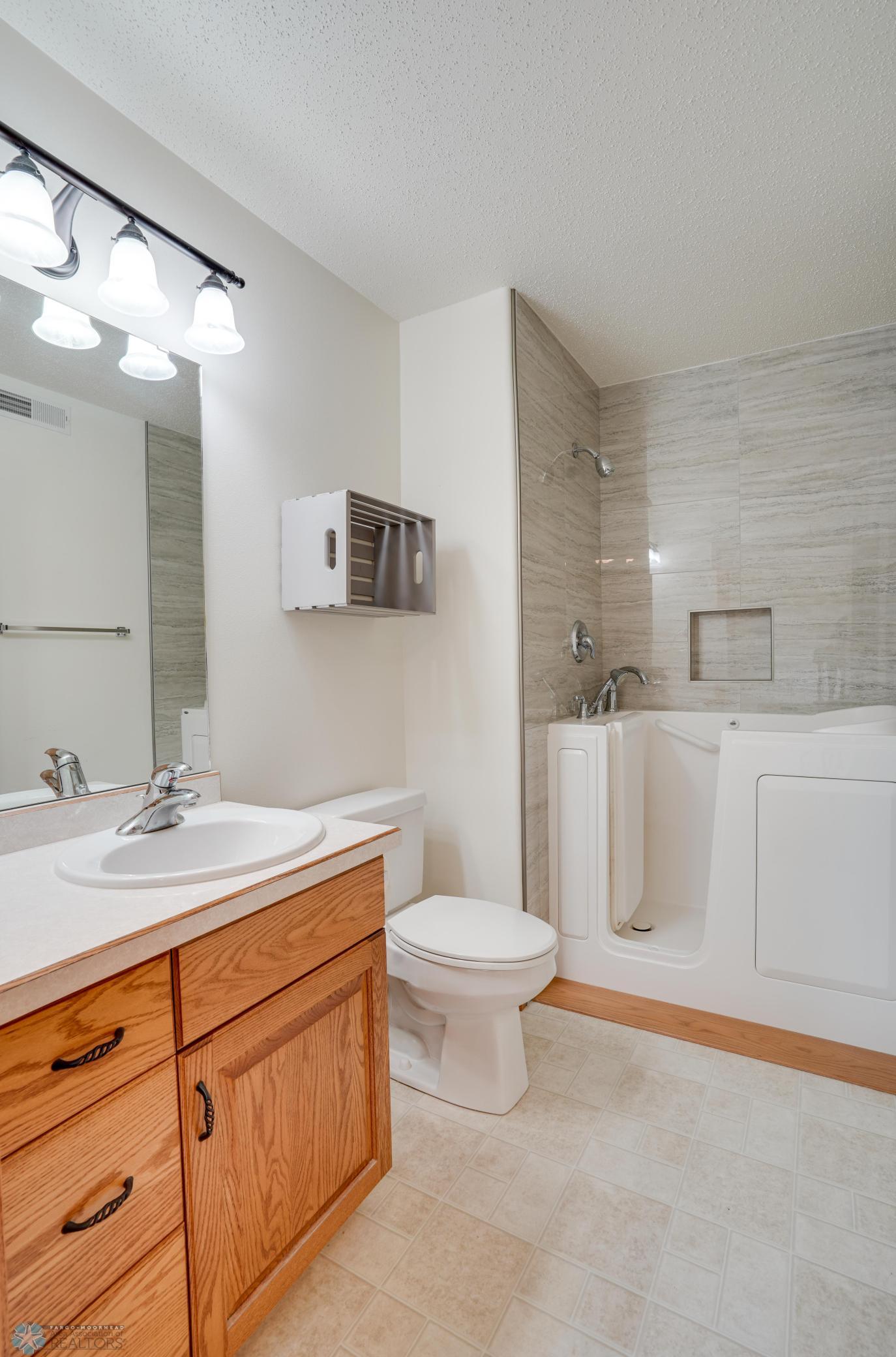 Master Bathroom w/ Walk-in Tub