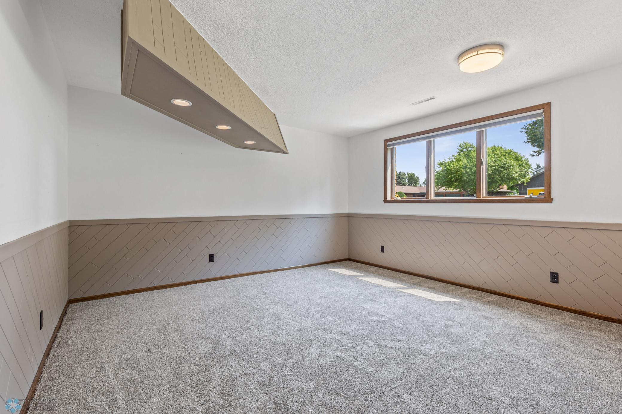 #4- bedroom or office space