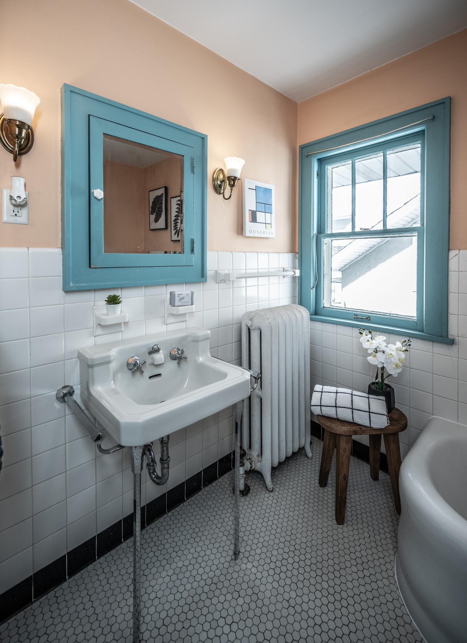 Upper Level Family Full Bath