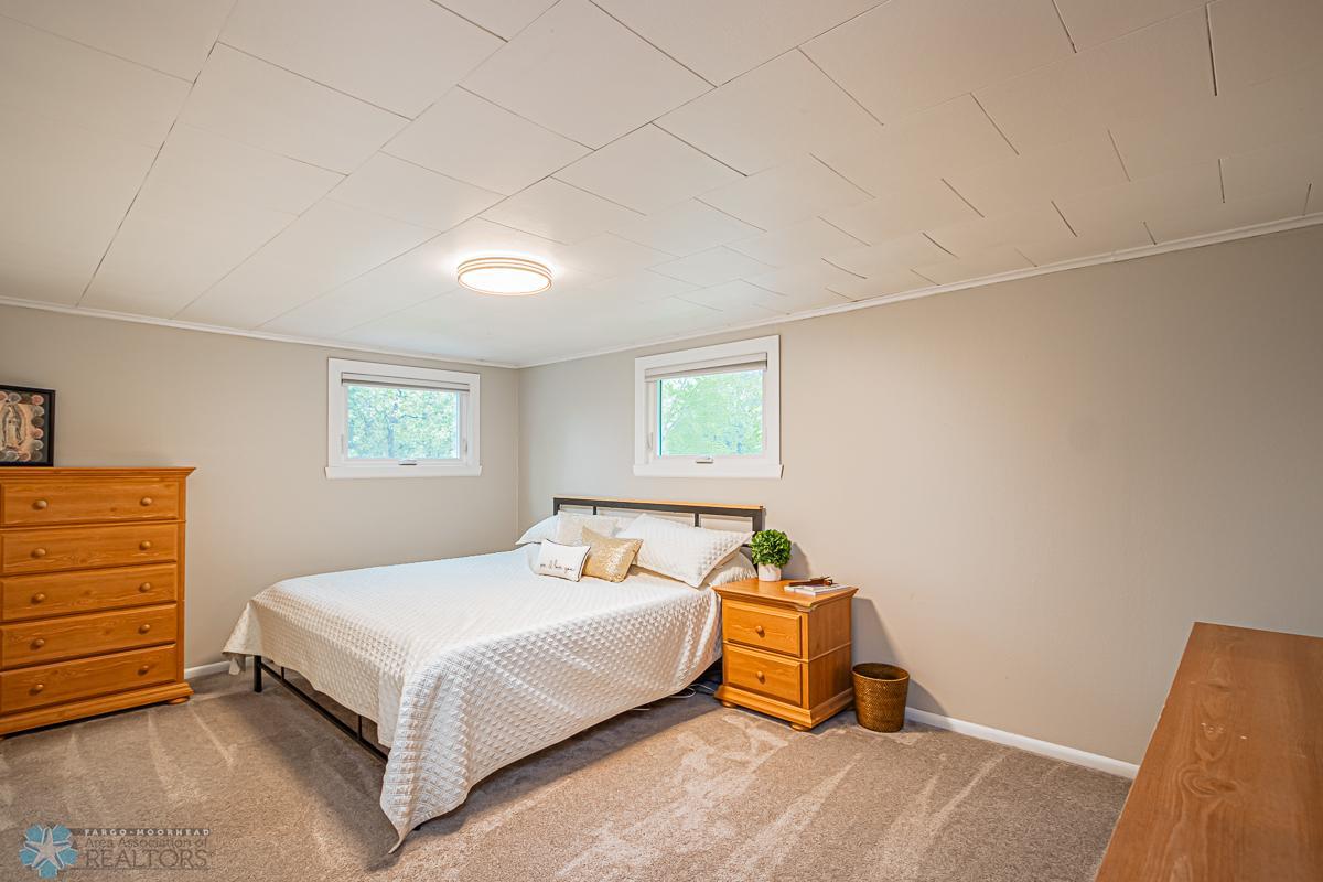 2nd floor, Primary bedroom