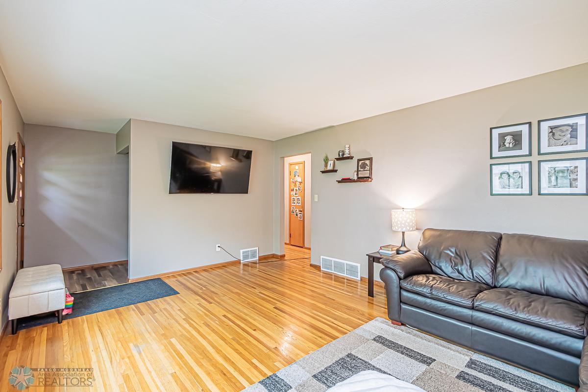 1818 15th St S, Fargo, ND 58103-02.jpg
