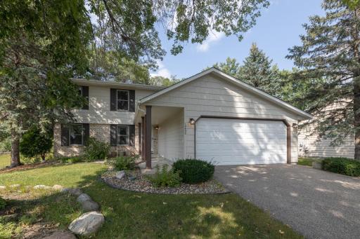 10430 Buckingham Drive, Eden Prairie, MN 55347