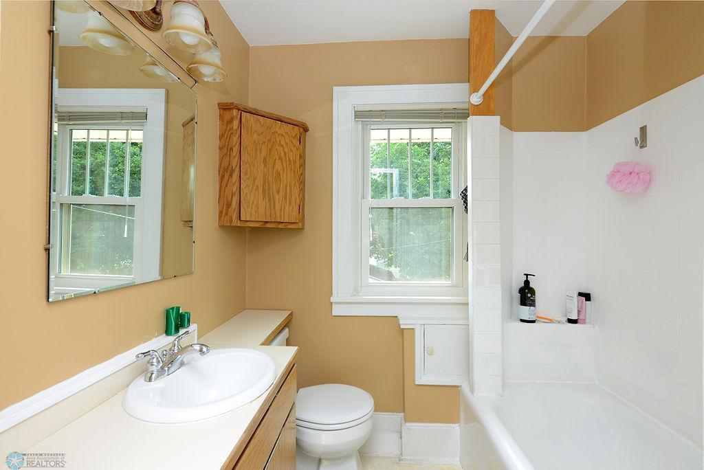Upper level Full bath
