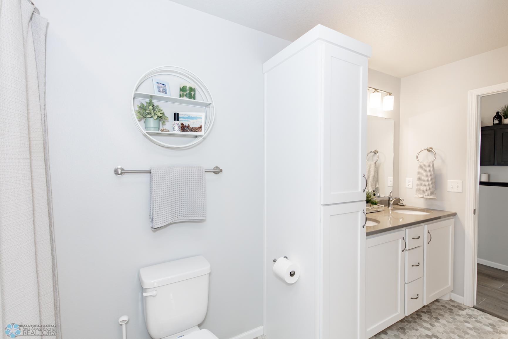 Bathroom 1 - Main