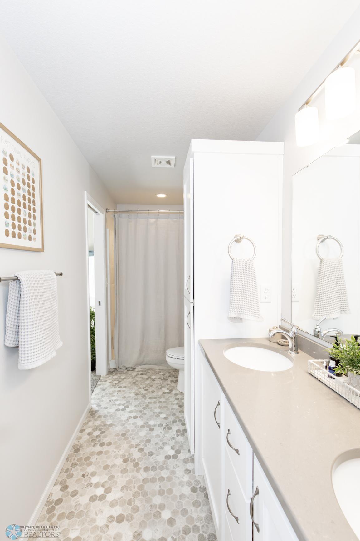 Bathroom 1 - Main