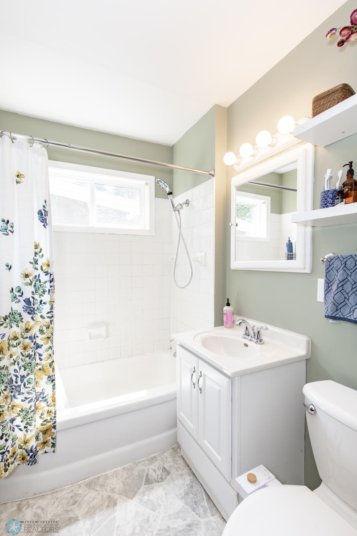 Bathroom 1 - Full