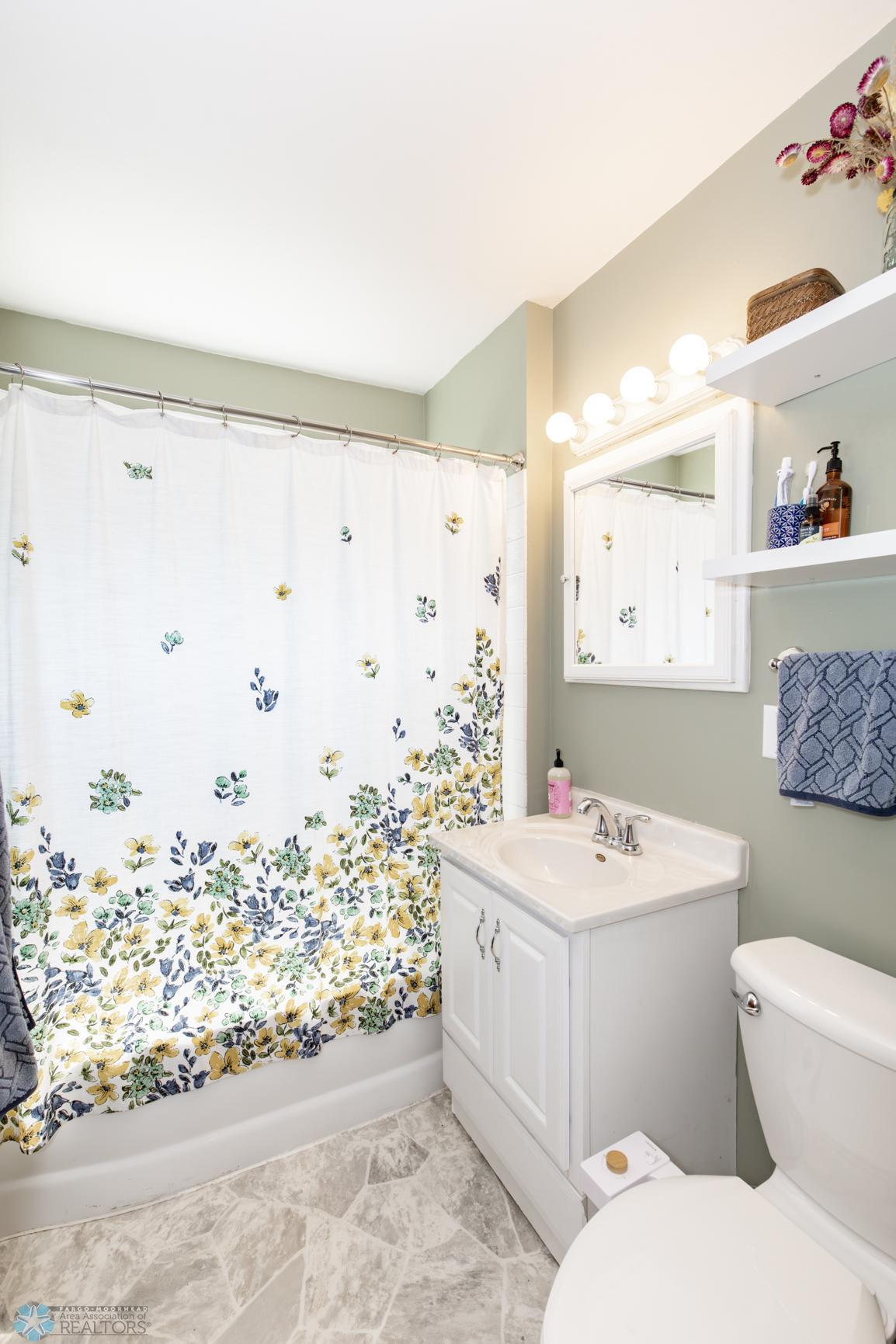 Bathroom 1 - Full