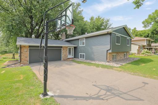 Welcome Home to 7121 Annapolis Ln. 2024 Steel siding, Roof & Gutters Plus 2021 Driveway!