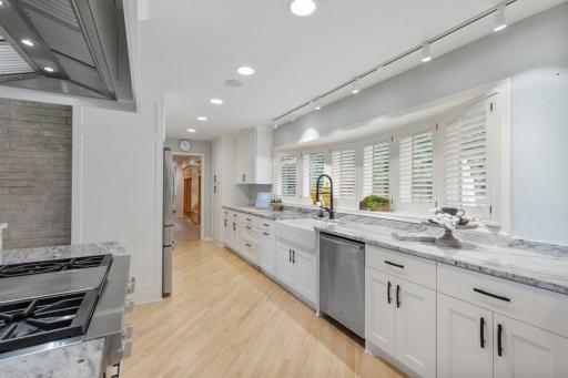 2204 Huntington Point Road E, Wayzata, MN 55391