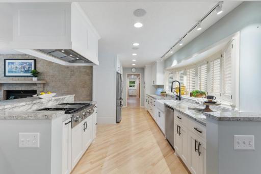 2204 Huntington Point Road E, Wayzata, MN 55391