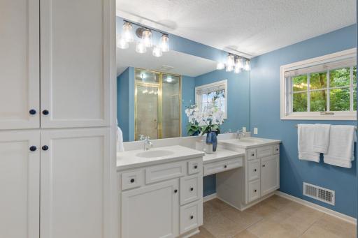 2204 Huntington Point Road E, Wayzata, MN 55391