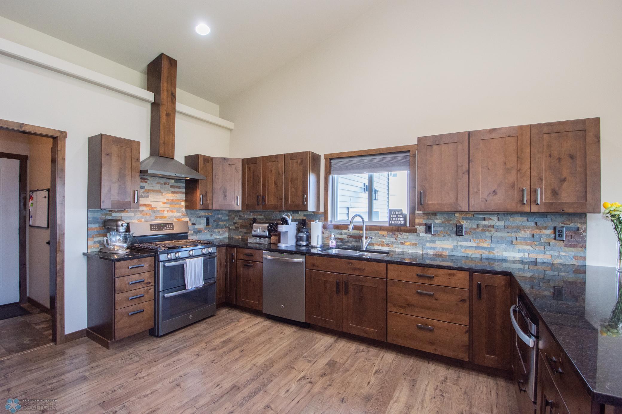 Gas Range w/Hood; Stone Accents