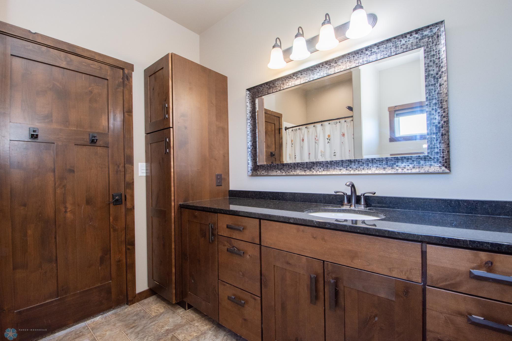 Master Bath w/Linen