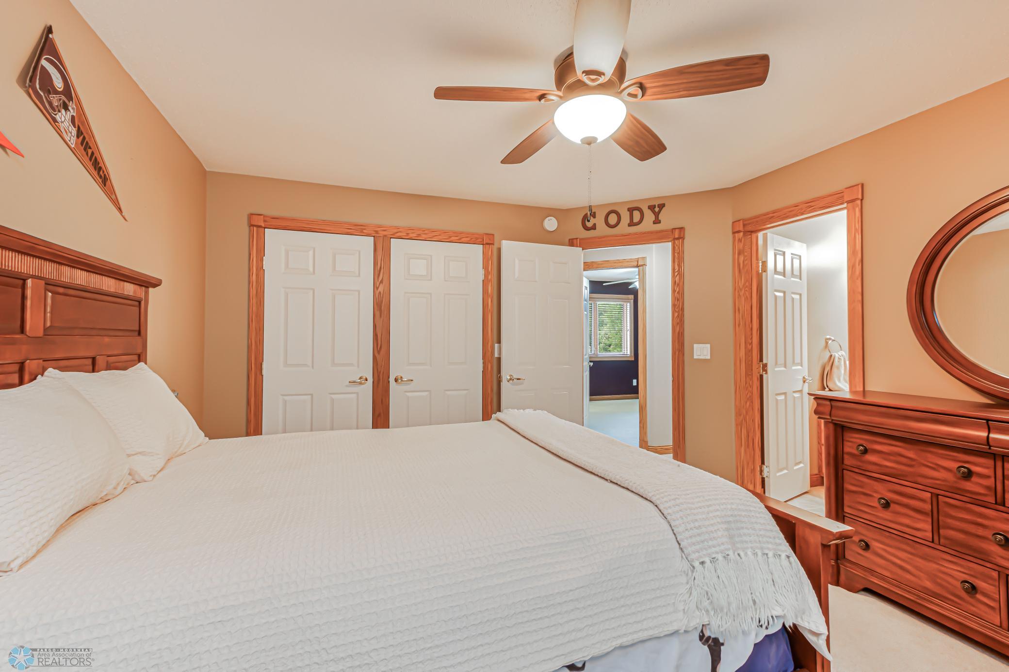 Upper_Bedroom2_3.jpg