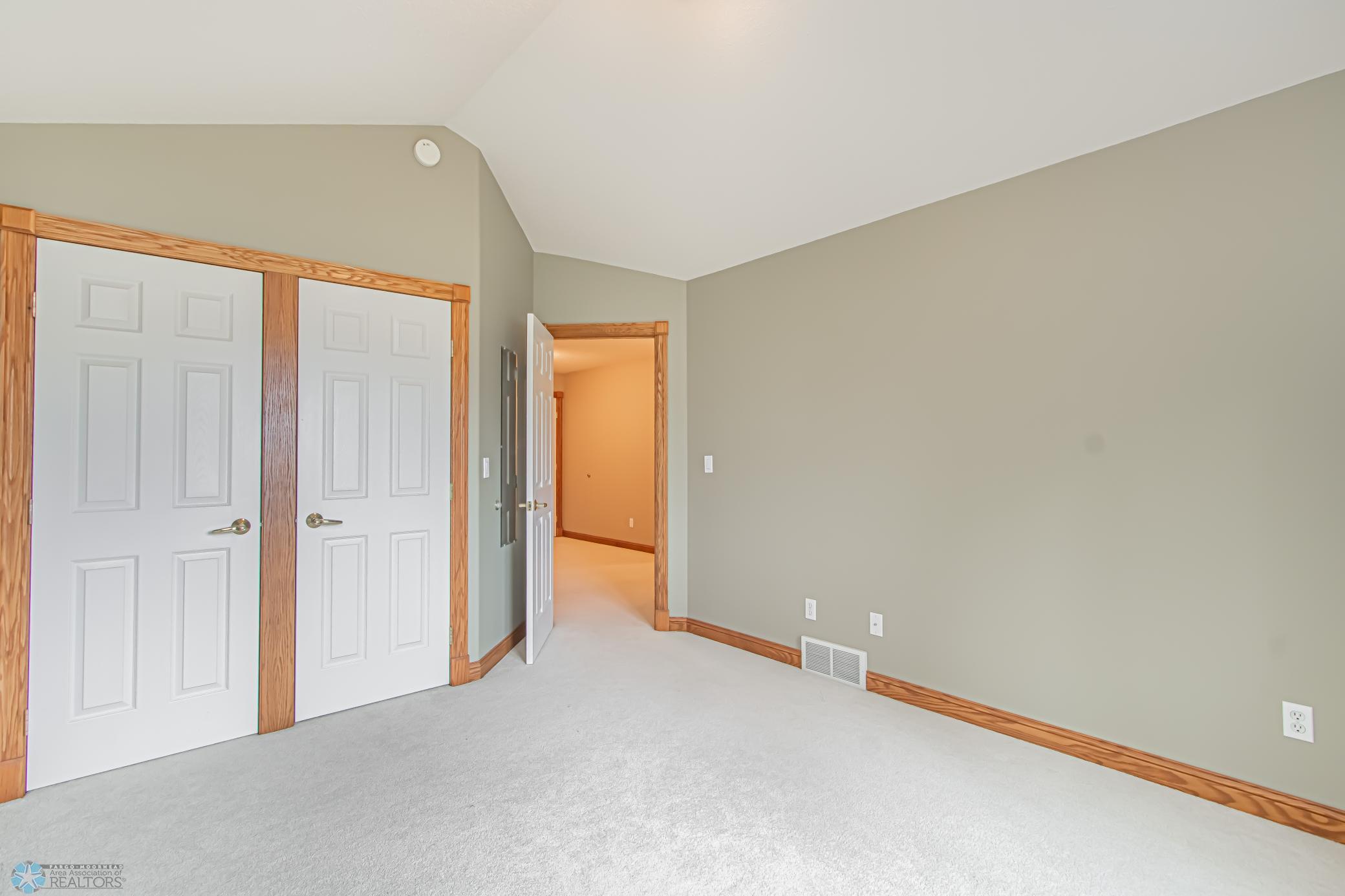 Upper_Bedroom1_2.jpg