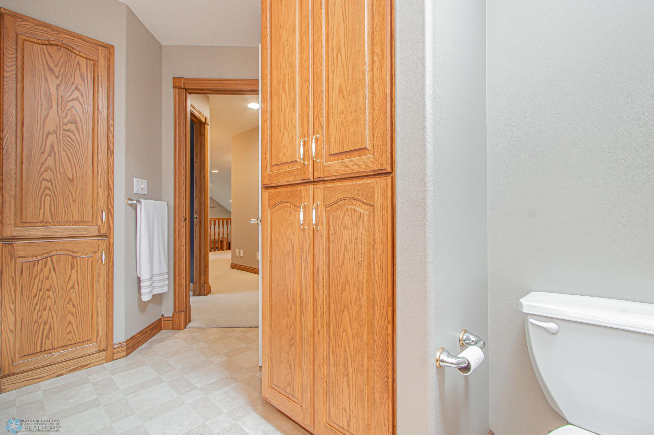 Upper_Bathroom_3.jpg