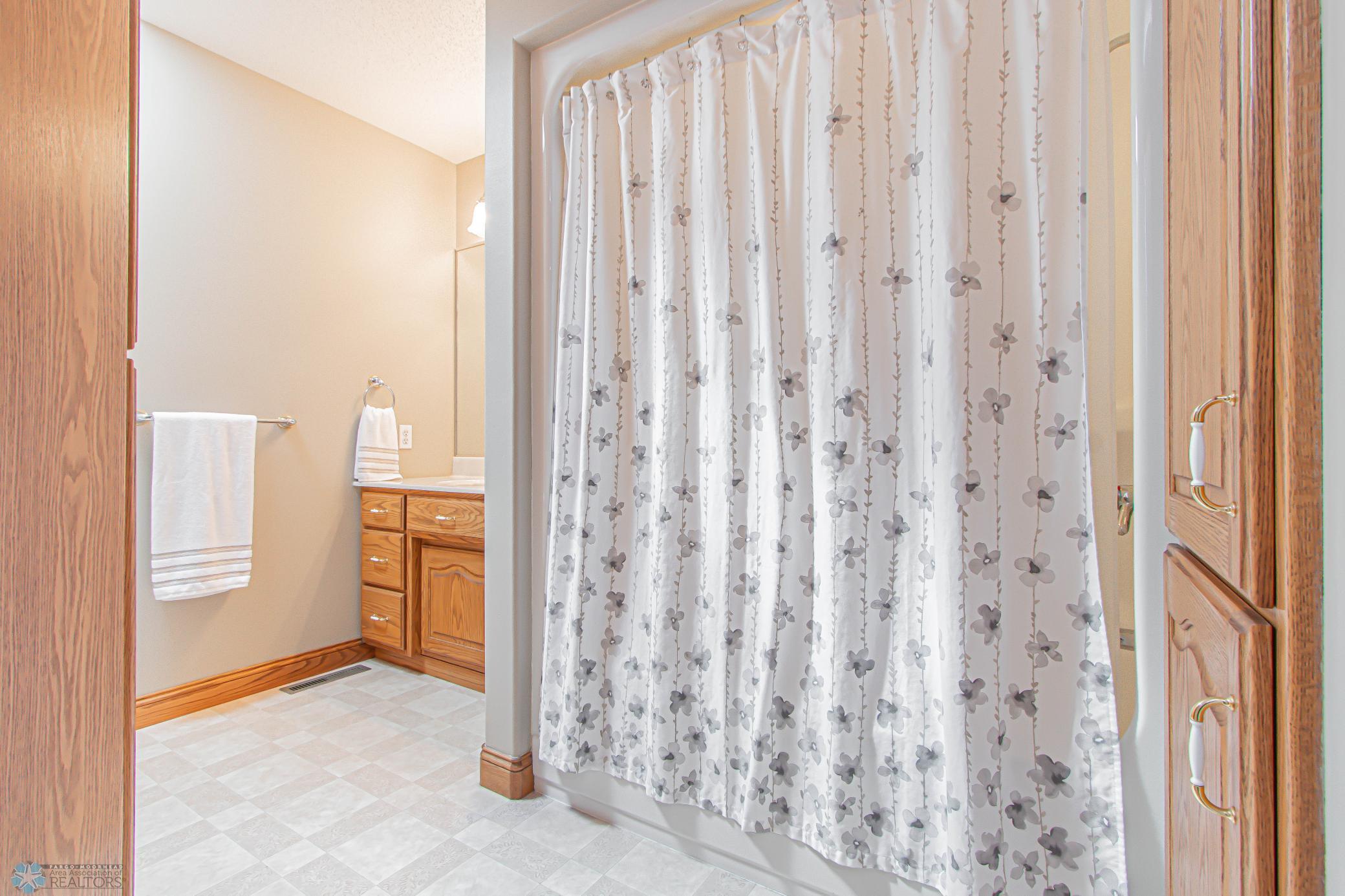 Upper_Bathroom_1.jpg