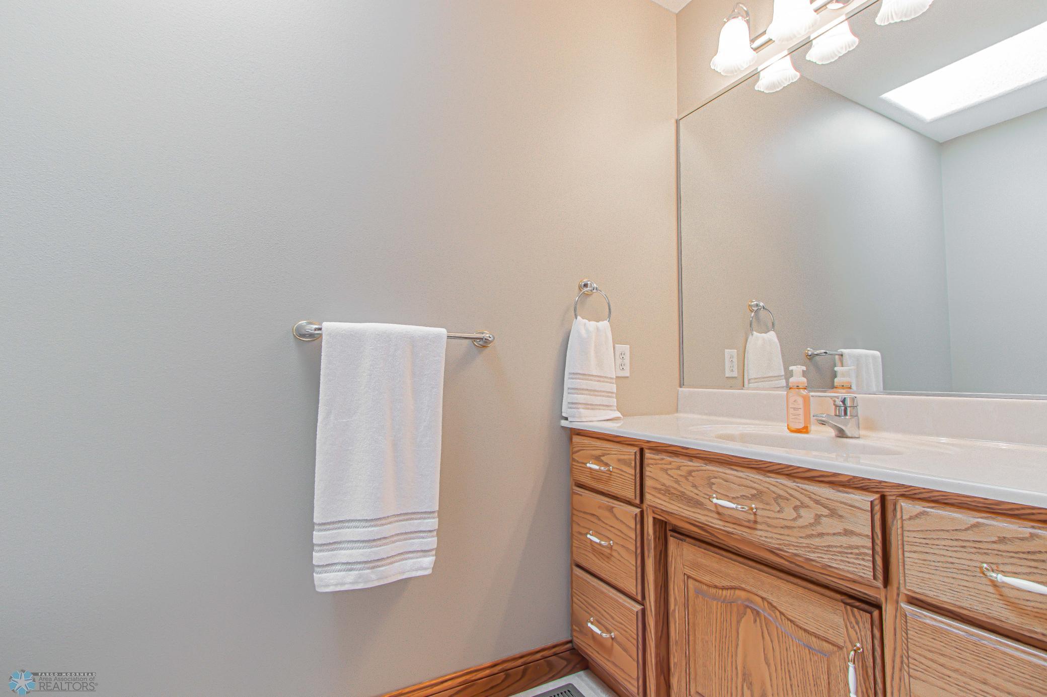 Upper_Bathroom_2.jpg
