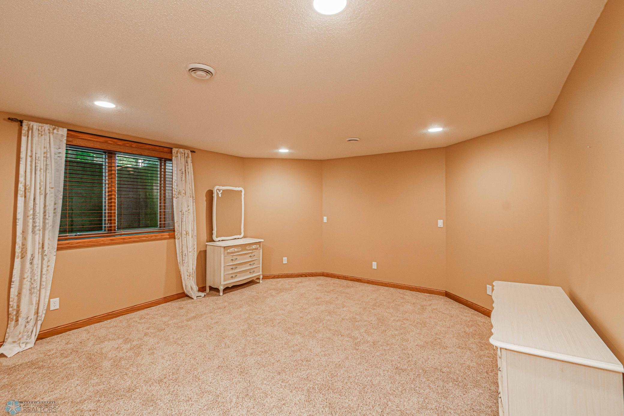 Basement_Bedroom2_1.jpg