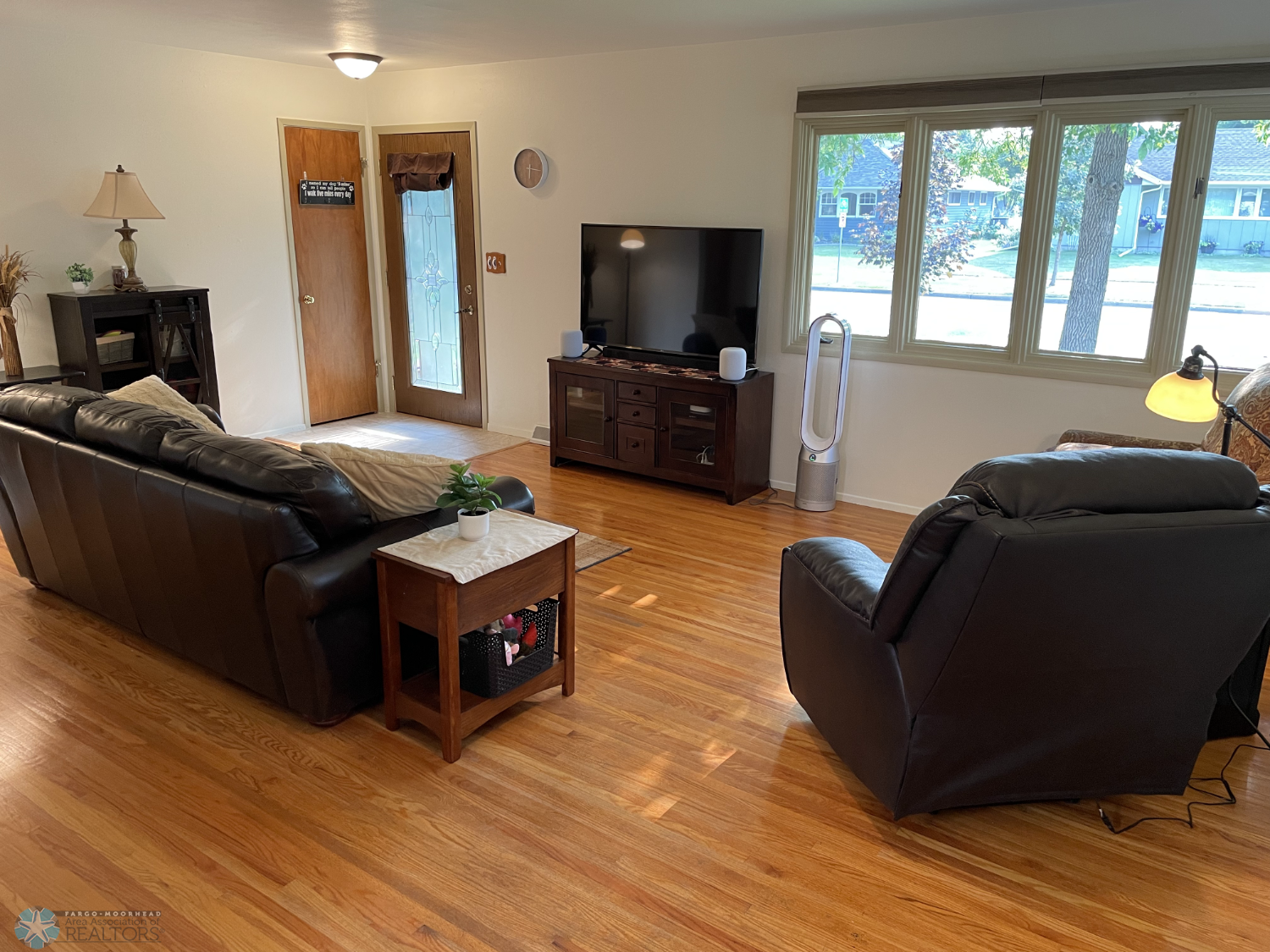 Large living room with solid oak floor - view 1.png