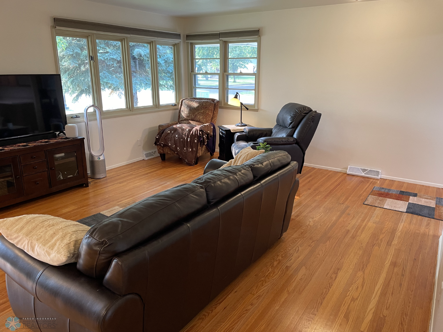 Large living room with solid oak floor - view 2.png