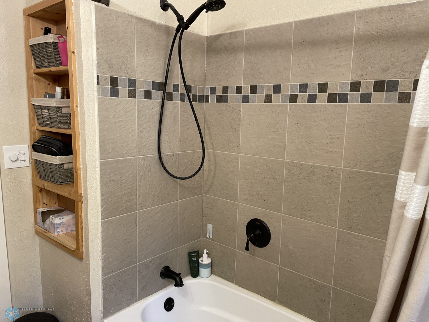 Main floor full bath.png