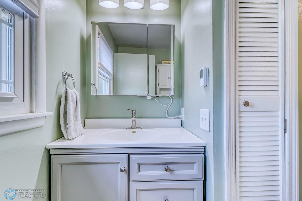 10Bathroom1_0-1280.jpg