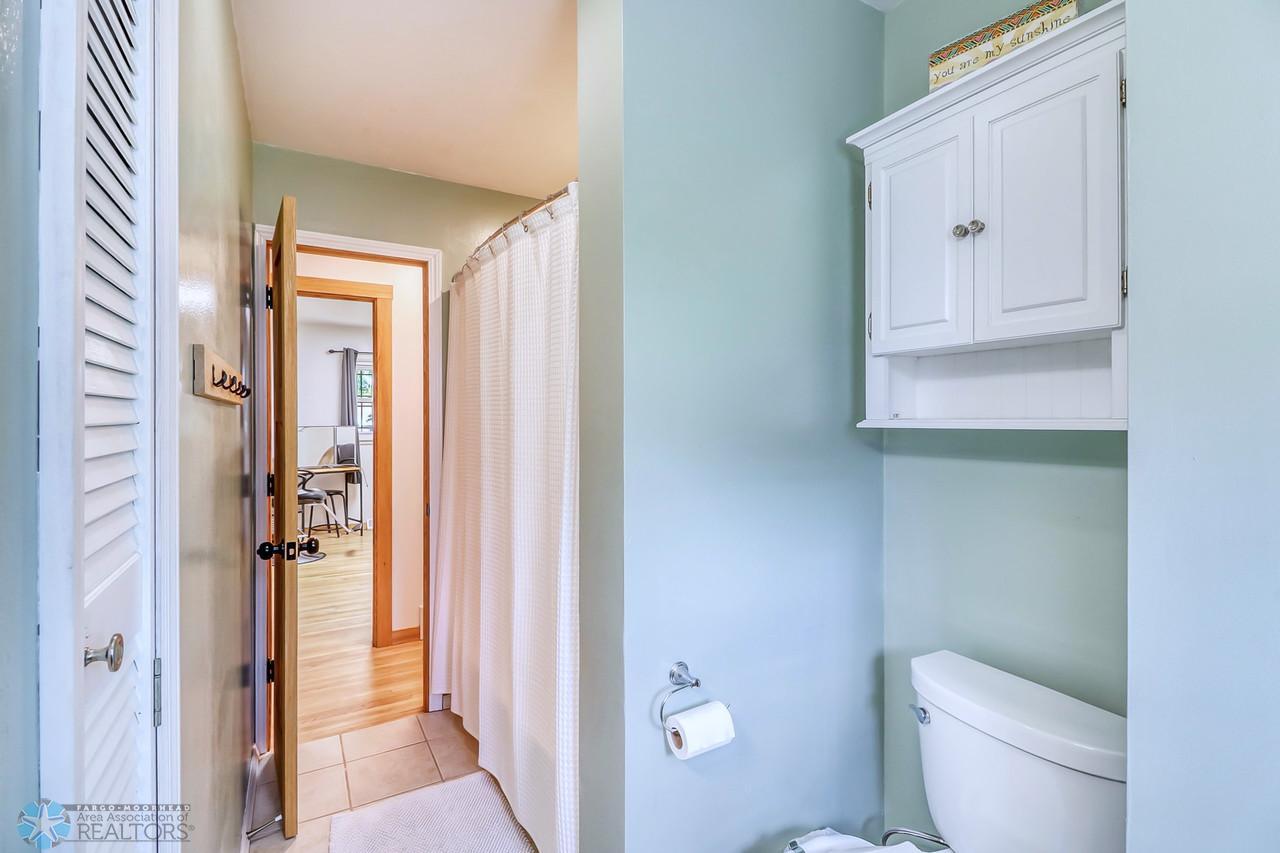 10Bathroom1_2-1280.jpg