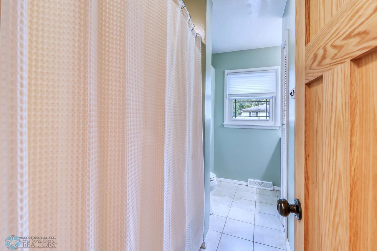 9Bathroom1_1-1280.jpg