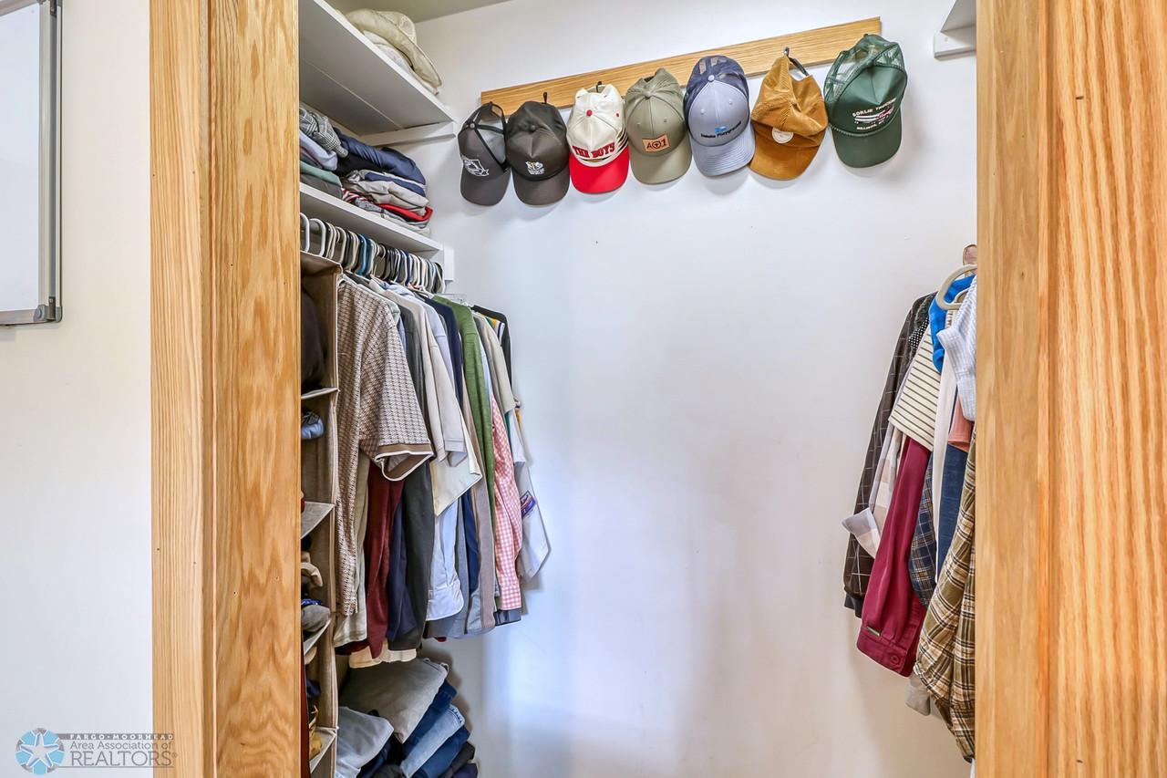 7Bedroom1_closet-1280.jpg