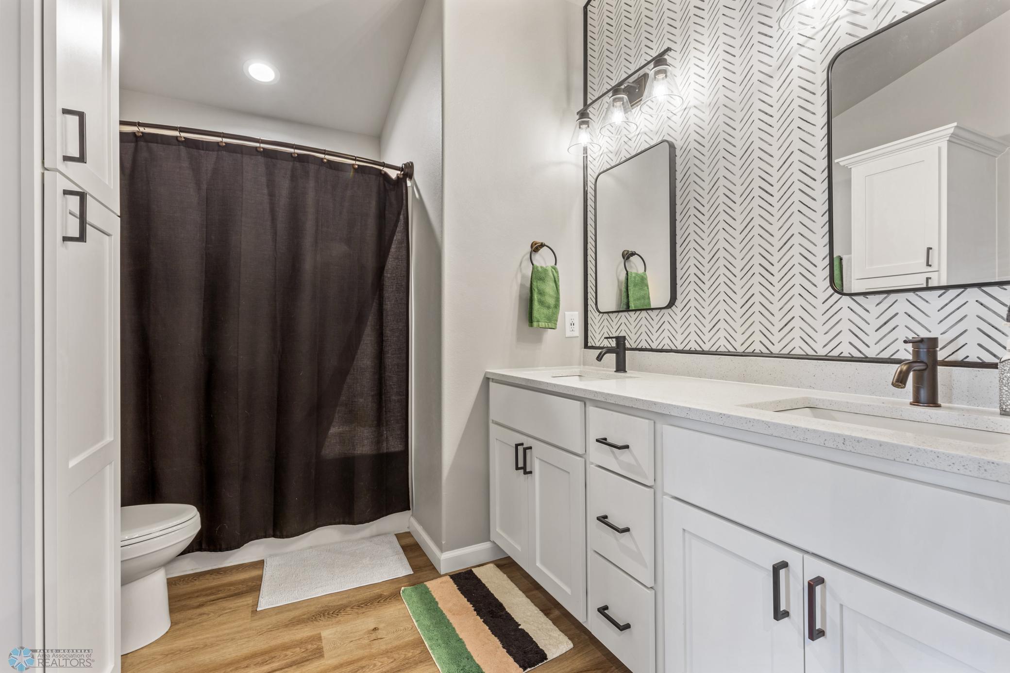 Full bath w/ double vanity