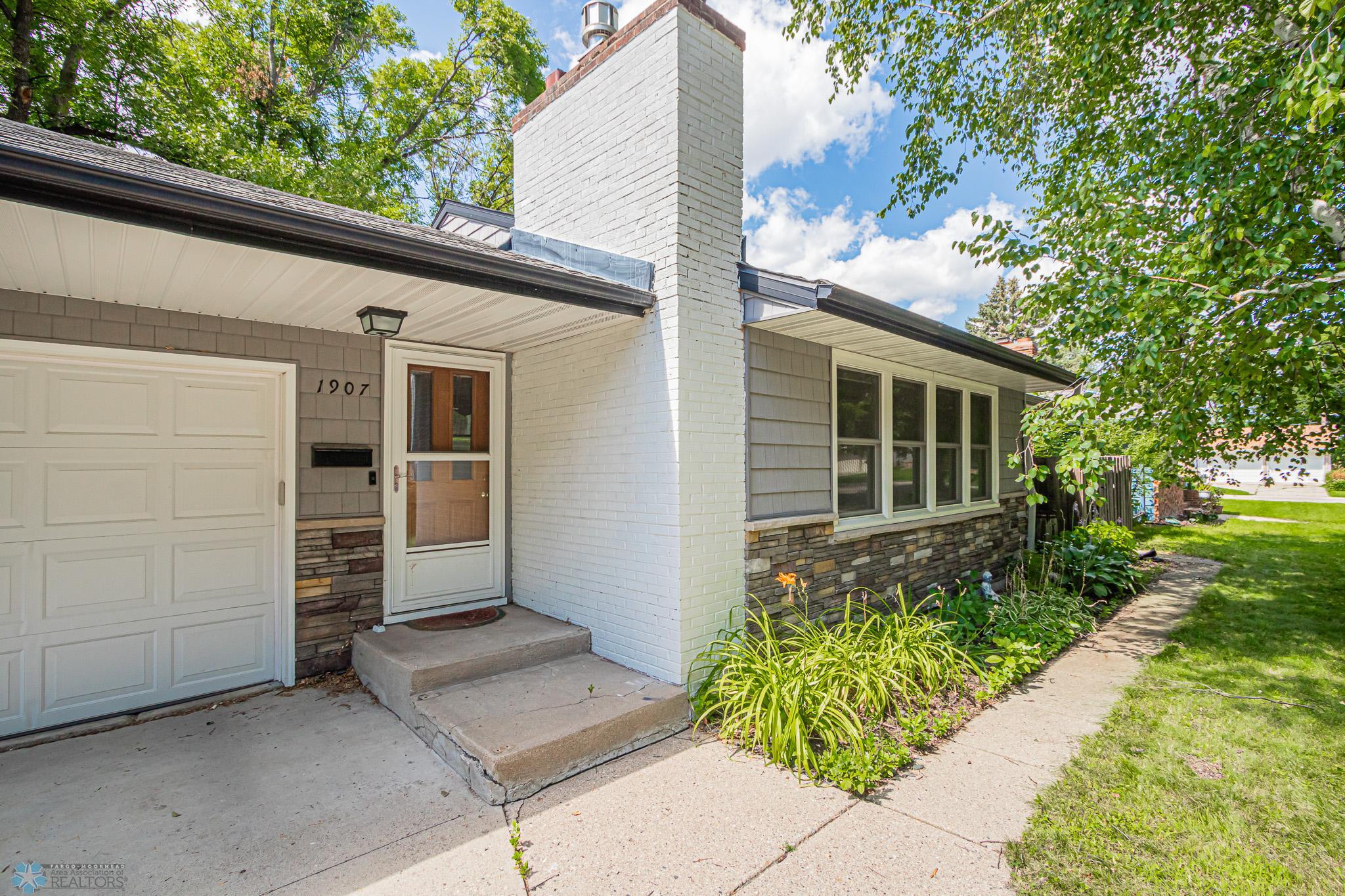 1907 10th St S, Moorhead, MN-05.jpg