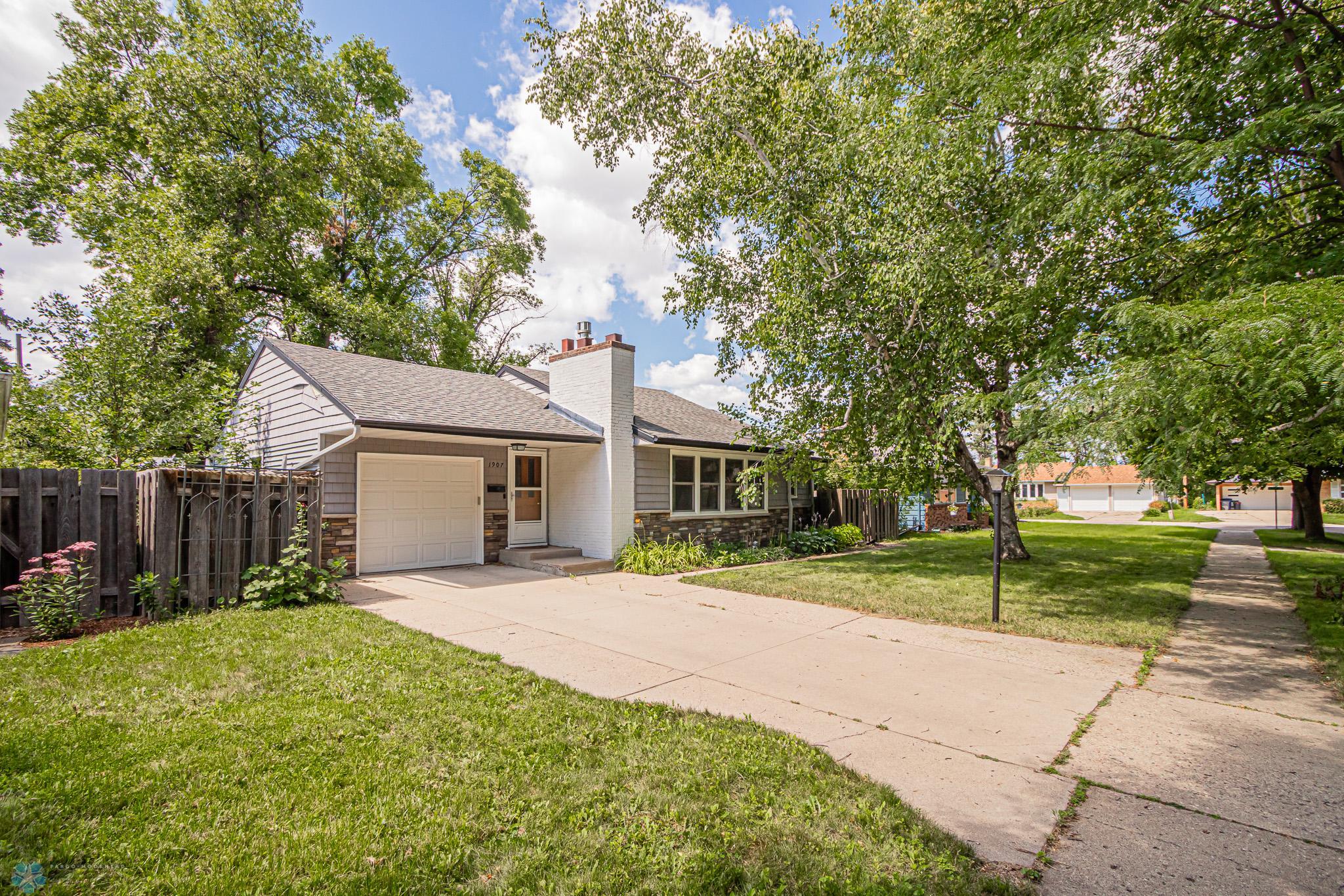 1907 10th St S, Moorhead, MN-06.jpg