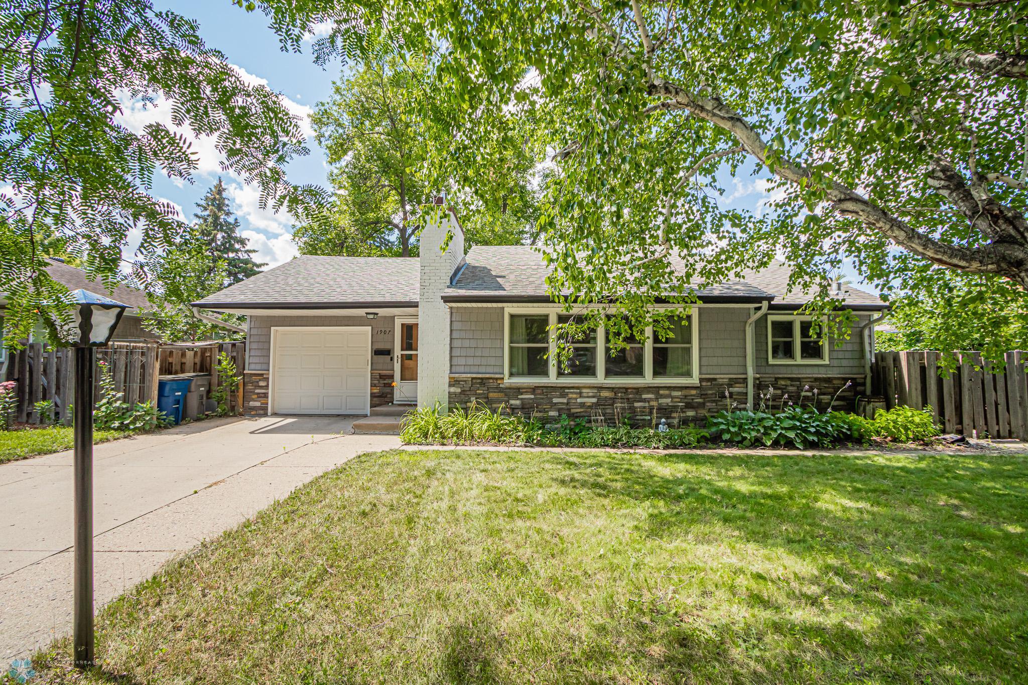 1907 10th St S, Moorhead, MN-04.jpg