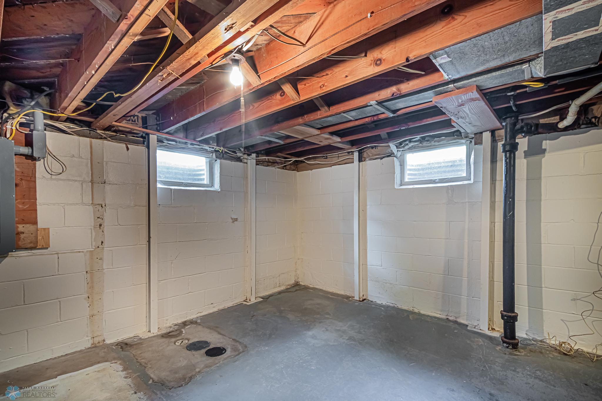 1907 10th St S, Moorhead, MN-1.jpg