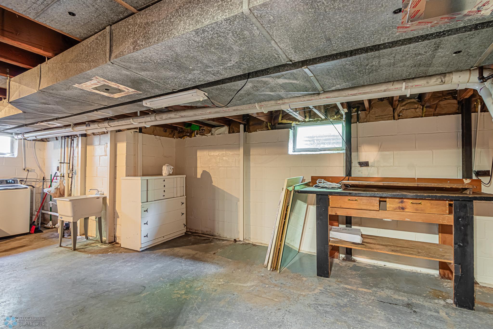 1907 10th St S, Moorhead, MN-3.jpg
